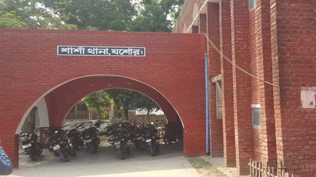 হাত খরচের টাকা চাওয়ায় ছেলেকে কুপিয়ে হত্যা, বাবা-মা আটক