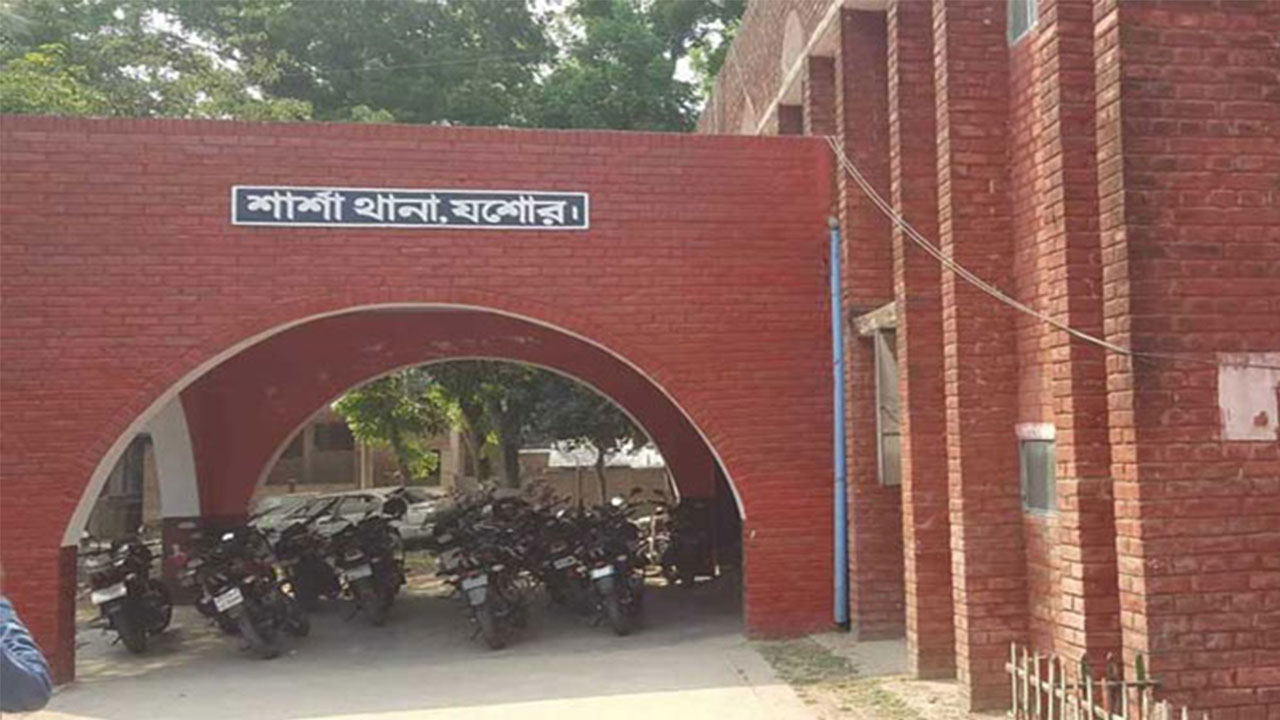 হাত খরচের টাকা চাওয়ায় ছেলেকে কুপিয়ে হত্যা, বাবা-মা আটক