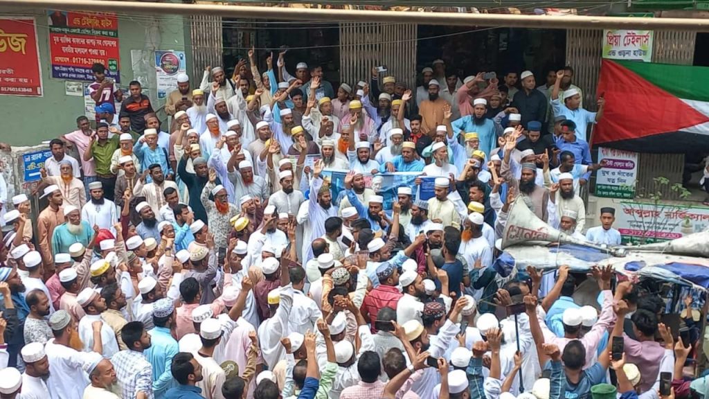 ফিলিস্তিনে গণহত্যার প্রতিবাদে বরগুনায় বিক্ষোভ