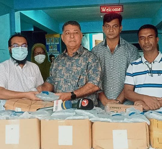 বরগুনার বেতাগীতে কর্নেল (অবঃ) হারুনুর রশিদ এর ডেঙ্গু রোগীদের জন্য স্যালাইন প্রদান