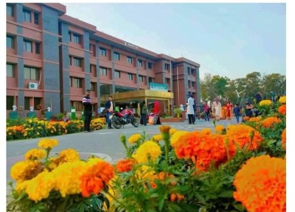 পটুয়াখালী ভার্সিটির মাঠে অন্তরঙ্গ অবস্থায় বহিরাগত তরুণ-তরুণী আটক