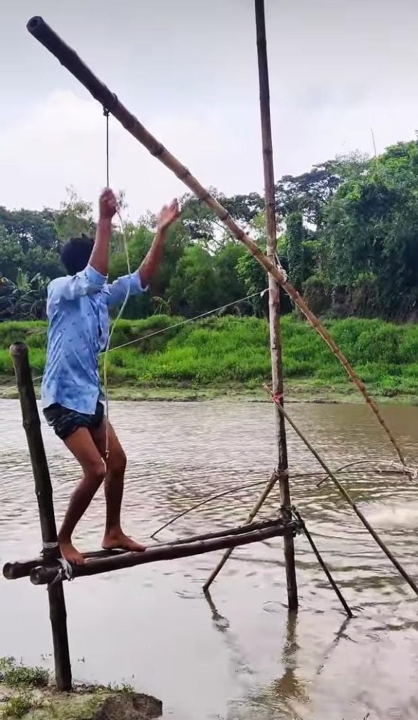 দুমকি উপজেলায়, নিষিদ্ধ জাল দিয়ে মাছ শিকার, হারিয়ে যাচ্ছে দেশি মাছ