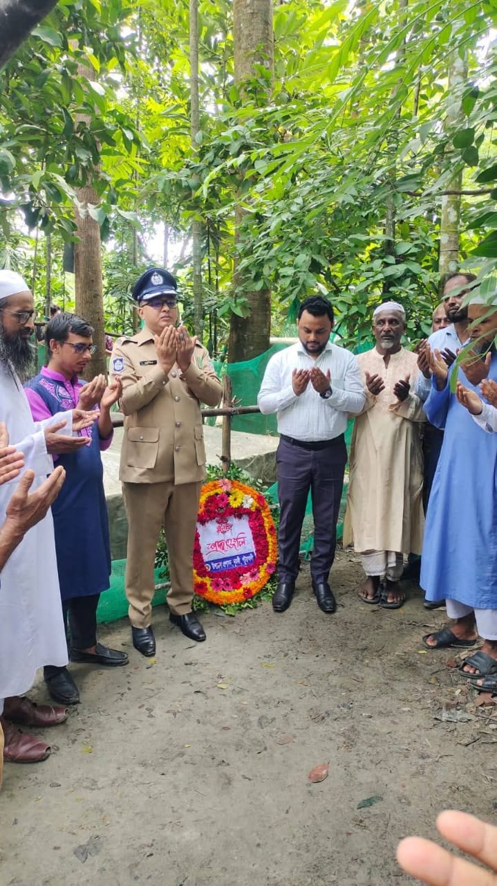দুমকি উপজেলা প্রশাসনের উদ্যোগে  জুলাই গণঅভ্যুত্থানের শহীদদের কবরে পুষ্পস্তবক অর্পন