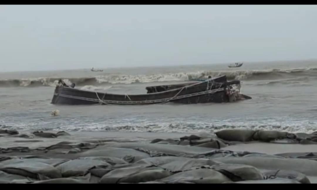 কুয়াকাটা সৈকতে ভেসে এসেছে ডুবে যাওয়া ট্রলারসহ নিখোঁজ জেলের লাশ