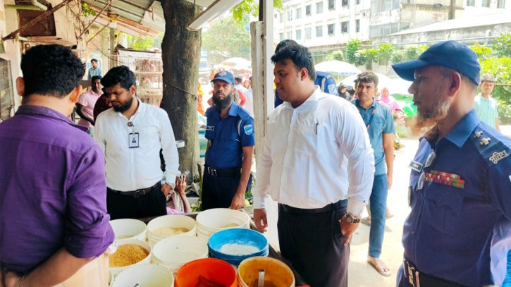 নারায়ণগঞ্জে নিষিদ্ধ ঘোষিত পলিথিন জব্দ, তিন প্রতিষ্ঠানকে জরিমানা