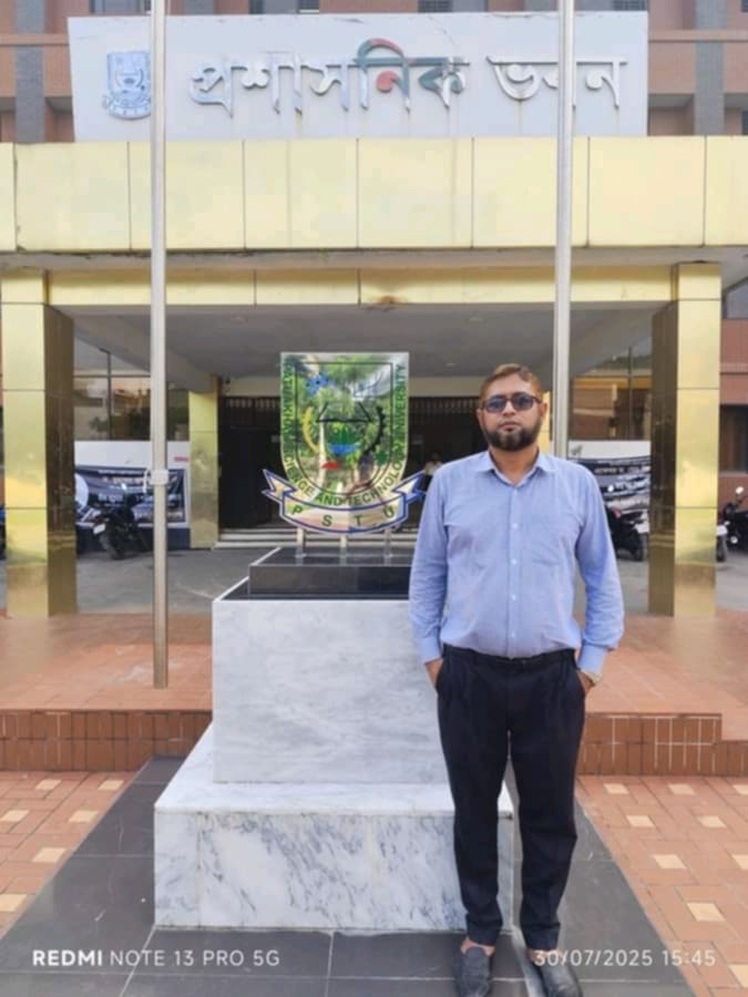 পটুয়াখালী ভার্সিটিতে, সহকারী রেজিস্ট্রারের প্রকাশ্য আক্রমণ: ক্যাম্পাসে উত্তেজনা, তিন দিনের মধ্যে তদন্ত রিপোর্ট জমার নির্দেশ