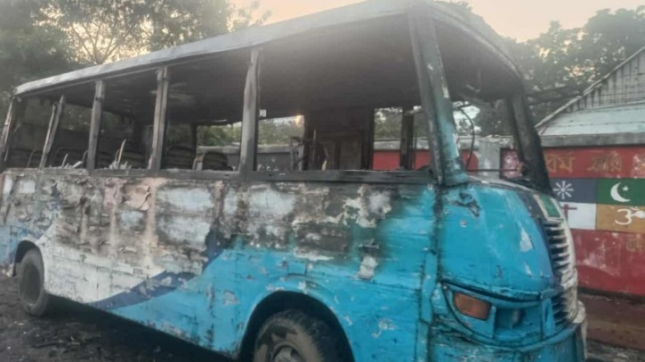 সিদ্ধিরগঞ্জে থামিয়ে রাখা একটি মিনিবাসে আগুন