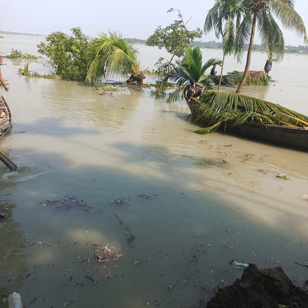 বরিশালের বানারীপাড়ায় ভয়াবহ ভূমিকম্পে বসতবাড়ি নদীতে বিলীন