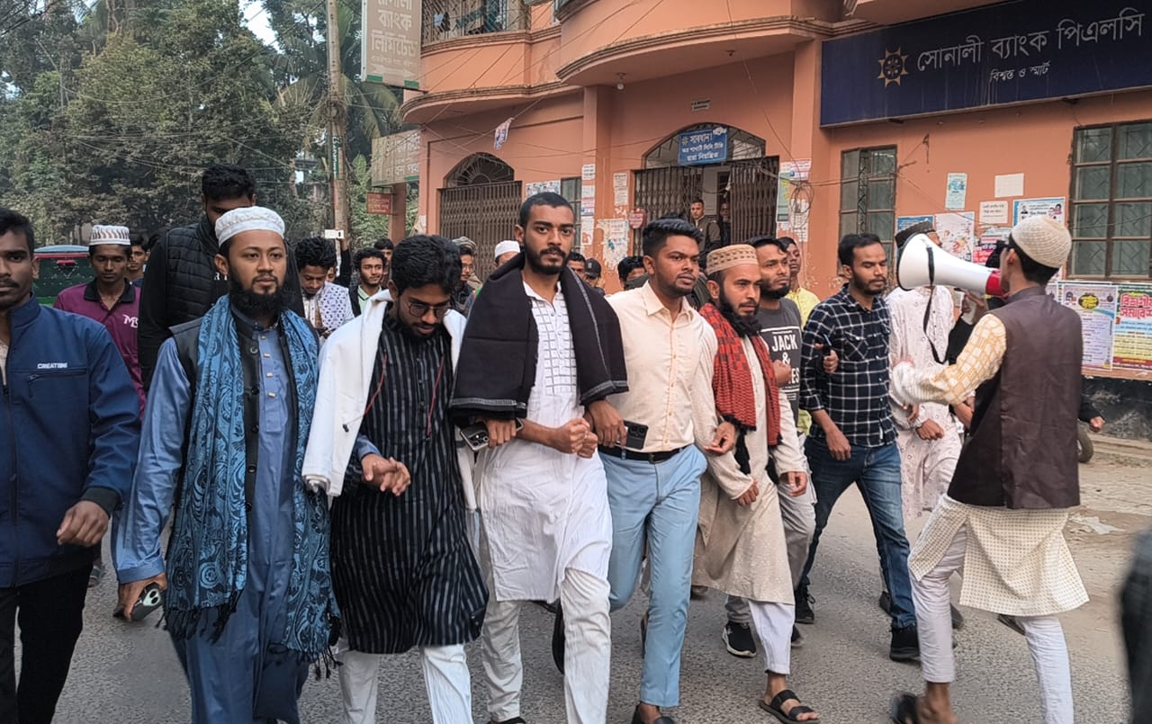 ওসমান হাদী হত্যার প্রতিবাদে বানারীপাড়ায় বিক্ষোভ মিছিল ও প্রতিবাদ সভা