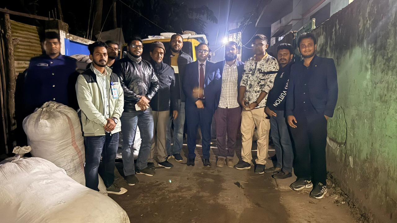 এনএসআইয়ের গোপন তথ্যের ভিত্তিতে বানারীপাড়ায় প্লাস্টিক কারখানায় অভিযান; বিপুল পরিমাণ পলিথিন ও কাঁচামাল জব্দ