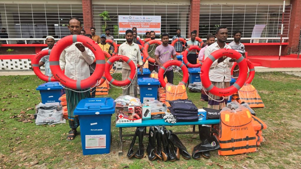 রাঙ্গাবালীতে সমুদ্রগামী অর্ধশতাধিক ট্রলারের জেলেরা পেল নিরাপত্তা সরঞ্জাম 