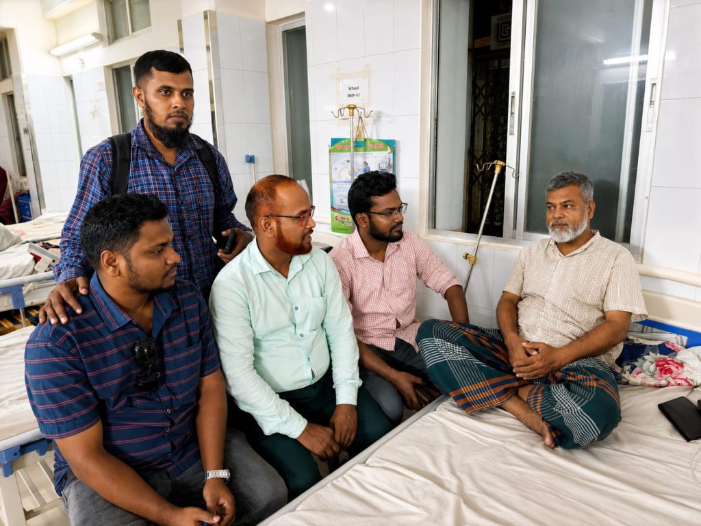 মঞ্জুর হোসেন ঈসার শারীরিক অবস্থার খোঁজ নিলেন এসএসপি নেতৃবৃন্দ