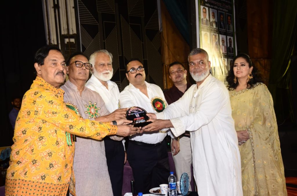 উপস্থাপনায় বিশেষ অবদানে মঞ্জুর হোসেন ঈসাকে নক্ষত্র সম্মাননা